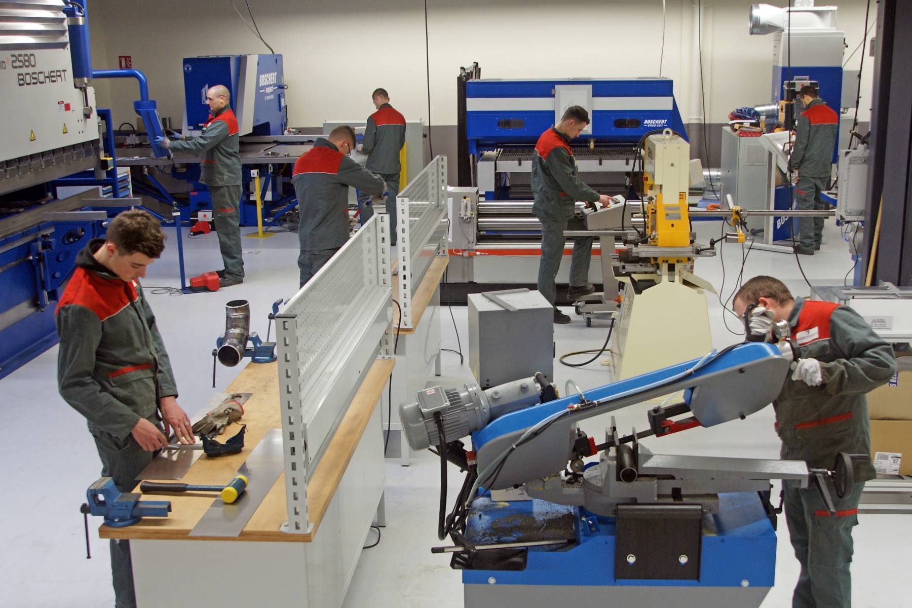 Bending machine for training centers